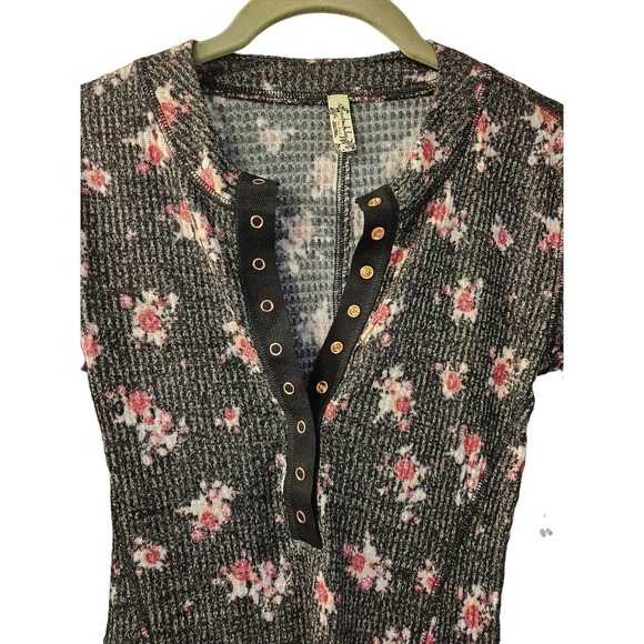 NWT Free‎ People One of The Girls Henley in Black Floral Print Size XS - Picture 4 of 5